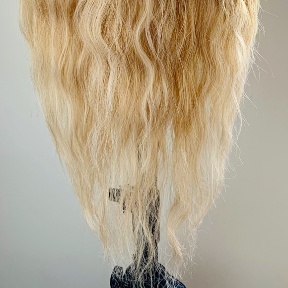 Very Pretty 34” Effortless Style Golden Blonde Synthetic Wig - Picture 11 of 11
